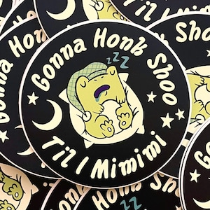 Adesivo Sleepy Frog Toad Honk Shoo Meme Adesivo in vinile rotondo da 3" per laptop e bottiglie d'acqua