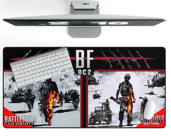Puede incluir: Un tapete de ratón para juegos negro con un diseño de Battlefield Bad Company 2 y Battlefield Vietnam. El tapete de ratón presenta un esquema de color rojo y blanco con el texto "BF BC2" y "Battlefield Vietnam".