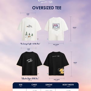Op de afbeelding: Een advertentie voor oversized T-shirts. Er worden twee witte en twee zwarte T-shirts getoond, elk met unieke graphics. De witte T-shirts hebben een bossc&egrave;ne en een stel in bed. De zwarte T-shirts hebben tekst en een cartoonfiguur. Afmetingen zijn voorzien.