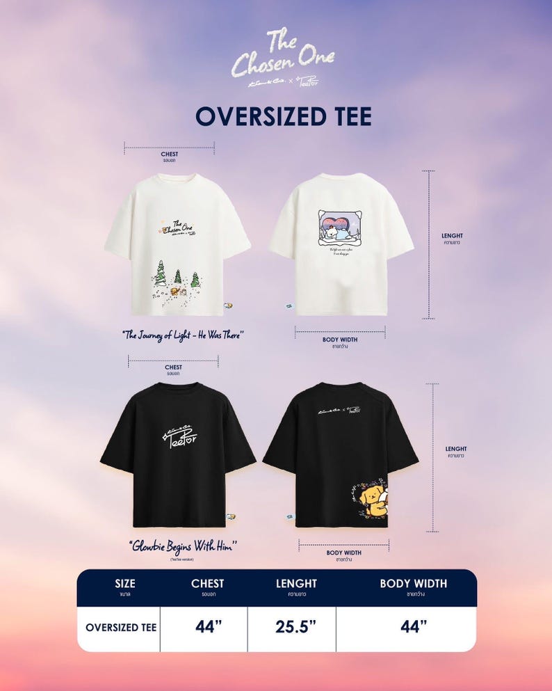 Op de afbeelding: Een advertentie voor oversized T-shirts. Er worden twee witte en twee zwarte T-shirts getoond, elk met unieke graphics. De witte T-shirts hebben een bossc&egrave;ne en een stel in bed. De zwarte T-shirts hebben tekst en een cartoonfiguur. Afmetingen zijn voorzien.