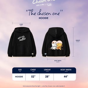 Op de afbeelding: Zwarte hoodie met de tekst "The Chosen One" en een afbeelding van twee cartoonfiguren. De hoodie heeft een borstomvang van 132 cm, een lengte van 71 cm en een lichaamsbreedte van 112 cm. De afbeelding bevat ook de tekst "Teetor".