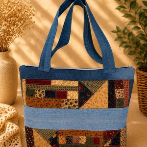 Bolso Tote de mezclilla reciclada azul, combinada con patchwork. Hecho a mano, estilo boho artesanal y boho rústico con doble vista