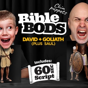 Puede incluir: Un conjunto de dos marionetas de mentón Bible BODS, con David y Goliat, que incluye un guion de 60 segundos. Las marionetas están hechas de cartón y tienen un aspecto realista. Las marionetas se muestran sobre un fondo negro con una mesa de madera delante de ellas.
