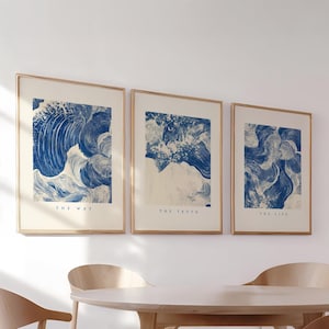 Puede incluir: Tres impresiones artísticas enmarcadas con un diseño de olas en tonos azules y blancos. Cada impresión tiene un marco de madera y presenta las palabras "THE WAY", "THE TRUTH" y "THE LIFE" en la parte inferior.