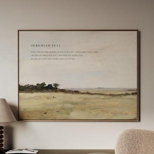 Puede incluir: Una impresión en lienzo beige con una cita de Jeremías 29:11, "Porque yo sé los planes que tengo para vosotros" declara el Señor, "planes de bienestar y no de calamidad, para daros un futuro y una esperanza." El fondo es una pintura de un paisaje con un campo y árboles.