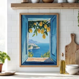 Può includere: Dipinto incorniciato raffigurante una scena costiera vista attraverso persiane blu. Limoni gialli pendono da un ramo sopra la finestra, affacciati su un mare blu e un villaggio dalle pareti bianche. L'opera è ambientata in una cucina.