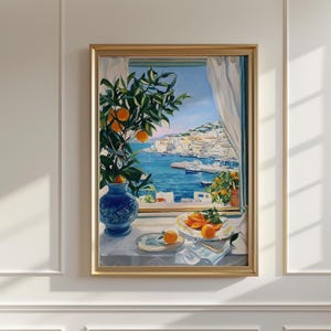 Op de afbeelding: Een schilderij van een raam met uitzicht op een haven met boten en gebouwen. Er staat een sinaasappelboom in het raam met sinaasappelen en een blauwe vaas met sinaasappelen op een tafel op de voorgrond.