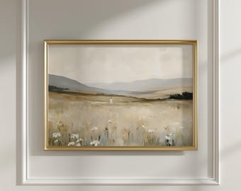 Op de afbeelding: Een schilderij van een landschap met een enkele figuur die in een veld met wilde bloemen staat. De lucht is zachtblauw en de heuvels in de verte zijn gedempt groen. Het schilderij is ingelijst in een gouden lijst.