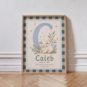 Pode incluir: Uma impressão artística emoldurada com uma letra C grande em azul claro, um pequeno cordeiro branco, folhagem verde e estrelas amarelas. O nome Caleb está impresso abaixo do cordeiro, seguido do texto: The Lord bless you and keep you. Numbers 6:24.