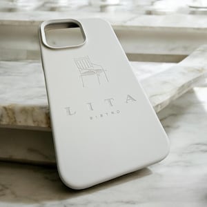 iPhone-hoesje met aangepast logo dik vloeibaar siliconen gegraveerd initiaal monogram, relatiegeschenk, draadloos, telefoonhoesje met aangepaste naam 16 15 14 13
