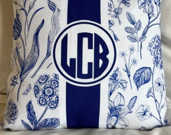 Oreiller à monogramme, oreiller décoratif de ferme en toile bleue et blanche, accent personnalisé pour la maison