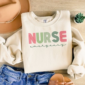 Sweat-shirt personnalisé d’infirmière d’urgence, chemise de Noël rétro d’infirmière d’urgence personnalisée, cadeau de vacances pull pour étudiant en soins infirmiers, infirmière des urgences