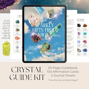 Może przedstawiać: Zestaw przewodnika po kryształach z tabletem wyświetlającym kryształy na tle błękitnego nieba. Zestaw zawiera 20-stronicowy przewodnik, 100 kart afirmacyjnych i 5 arkuszy dziennika. Tekst na tablecie brzmi "little sparkly gifts from above."