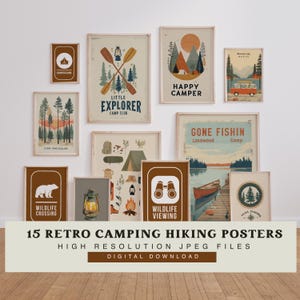 Puede incluir: Una colecci&oacute;n de 15 carteles retro de camping y senderismo. Los carteles presentan ilustraciones de escenas de camping, vida silvestre y actividades al aire libre. La paleta de colores incluye marrones, verdes y naranjas. El texto incluye "Little Explorer" y "Happy Camper".