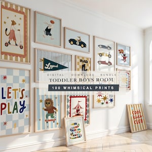 Könnte beinhalten: Eine Sammlung gerahmter Wandbilder mit verschiedenen Illustrationen, darunter Tiere, Rennwagen und Texte wie "LET'S PLAY" und "COOL KIDS CLUB". Die Drucke sind an einer weißen Wand angebracht und zeigen ein digitales Download-Paket.