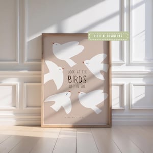 Könnte beinhalten: Gerahmter Kunstdruck mit fünf stilisierten weißen Vögeln vor hellbraunem Hintergrund. Der Text "LOOK AT THE BIRDS OF THE AIR" ist zentriert, mit einem Bibelvers unten. Digitaler Download.