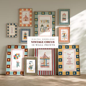 Puede incluir: Una colección de diez impresiones de pared vintage con temática de circo enmarcadas. Las impresiones presentan ilustraciones coloridas de carpas de circo, artistas y frases como "Bienvenido al circo" y "Aquí es donde ocurre la magia". Los marcos tienen bordes decorativos.
