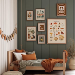 Puede incluir: Una acogedora escena de dormitorio con una cama de madera, almohadas y una manta color &oacute;xido. La pared presenta impresiones art&iacute;sticas enmarcadas con temas de acampada y setas, incluyendo textos como "Happy Camper" y "Wildlife Viewing". Una alfombra tejida y un puf completan el espacio.