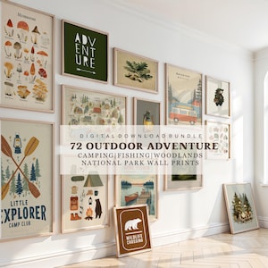 Könnte beinhalten: Eine Sammlung gerahmter Wandkunstdrucke mit Naturmotiven. Die Drucke zeigen Illustrationen von Pilzen, Campingszenen und Wildtieren. Der Text enthält "Adventure", "Little Explorer Camp Club" und "Wildlife Crossing".