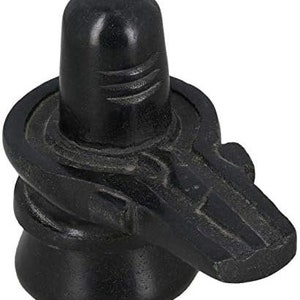 Puede incluir: Una escultura de Shiva Lingam de piedra negra. La escultura presenta una forma cilíndrica sobre una base circular, con un diseño estilizado y curvo. La escultura está hecha de piedra oscura, posiblemente pulida.