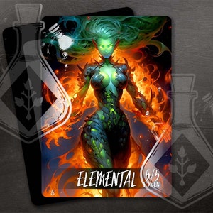 Op de afbeelding: Een groen en oranje elementair wezen met gloeiende ogen. Het wezen is een 5/5 token.