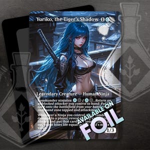 Puede incluir: Una carta de Magic: The Gathering que representa a una mujer con cabello azul y una katana. La carta se titula "Yuriko, la Sombra del Tigre" y tiene un coste de maná de 1 azul y 1 rojo. La carta es una criatura legendaria - Ninja humano. El texto de la carta dice: "Ninjutsu de comandante  Devuelve un atacante desbloqueado que controlas a la mano: Ponlo en juego desde tu mano girado y atacando. Siempre que un Ninja que controlas inflige daño de combate a un jugador, revela cartas de la cima de tu biblioteca y pon esa carta en juego. Tu oponente pierde vidas igual al valor de maná de esa carta."