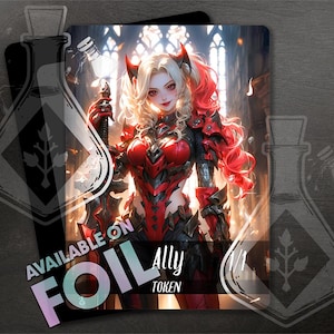 Puede incluir: Una carta de arte de fantasía que presenta a una guerrera con armadura roja y negra, sosteniendo una espada. La carta tiene el texto "AVAILABLE ON FOIL Ally TOKEN 1/1". El fondo muestra un interior gótico con luz.