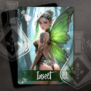 Puede incluir: Una carta de ficha de insecto verde y blanca con una criatura parecida a una hada con alas verdes y un tatuaje floral. El texto de la carta dice "Insecto 1/1 Ficha".