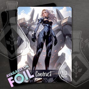 Op de afbeelding: Een wit en grijs mech-pak met een vrouwelijke piloot die in de cockpit staat. De piloot draagt een zwart-wit pak met een zilveren helm. Het mech-pak staat op een rotsachtig oppervlak met een blauwe lucht op de achtergrond. De kaart luidt "Construct 0/0 Token".