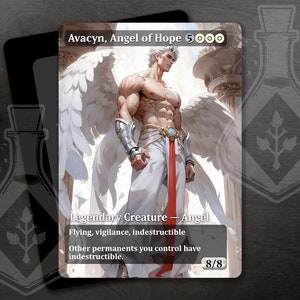 Pode incluir: Um anjo branco com grandes asas, vestindo uma túnica branca e uma faixa vermelha. O anjo tem uma construção muscular e uma expressão séria. O texto no cartão diz "Avacyn, Anjo da Esperança 5000 Criatura lendária - Anjo Voar, vigilância, indestrutível Outros permanentes que você controla têm indestrutível. 8/8".