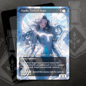 Pode incluir: Um cartão de jogo de fantasia com um anjo branco e azul com cabelo longo e esvoaçante. O cartão é intitulado "Giada, Fonte de Esperança" e tem um custo de mana de 10. O texto do cartão diz: "Criatura lendária - Anjo, Voar, Vigilância. Cada outro Anjo que você controla entra no campo de batalha com um contador +1/+1 adicional sobre ele para cada Anjo que você já controla. Adicione. Gaste este mana apenas para conjurar uma magia de Anjo. 2/2."