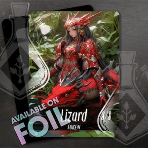Può includere: Una carta d'arte fantasy con una donna in armatura rossa che cavalca un drago rosso. La carta presenta il testo "AVAILABLE ON FOIL" e "Lizard TOKEN 8/8". Lo sfondo mostra una vegetazione lussureggiante.