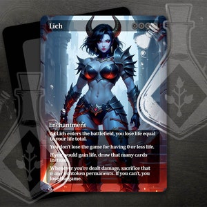 Puede incluir: Carta de fantasía "Lich" que representa a una mujer con cuernos y armadura. El texto de la carta describe un efecto de encantamiento. El fondo muestra una ciudad borrosa. La carta está sobre una superficie de madera oscura.