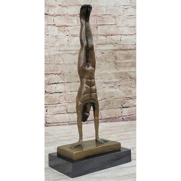 Athlet Muskulöser Mann, der Handstand Bronze-Statuen-Figurine tut