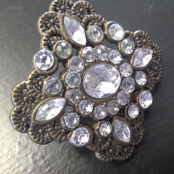 vintage costume jewellery - this stunning brooch is lovely with a grey & white  with silver crystals