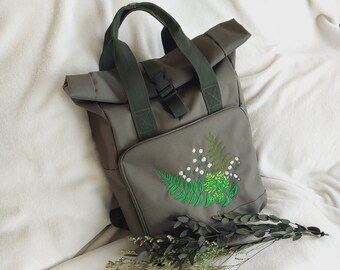 Rucksack mit "Wald- und Wiesenkräutern" - Bestickung (recyceltes Material, mittelgroß, olivfarben)