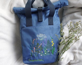 Rucksack mit Bestickung "Wiesenblumen" aus recyceltem Material, blau, mittelgroß