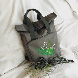 Rucksack mit Wald und Wiesenkräutern Bestickung recyceltes Material, mittelgroß, olivfarben Bild 1