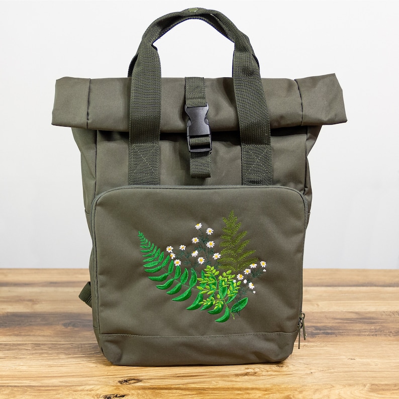 Rucksack mit Wald und Wiesenkräutern Bestickung recyceltes Material, mittelgroß, olivfarben Bild 3