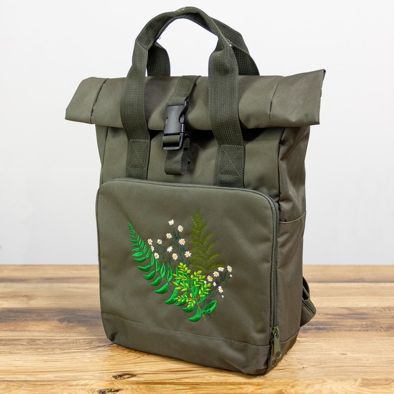 Rucksack mit Wald und Wiesenkräutern Bestickung recyceltes Material, mittelgroß, olivfarben Bild 4