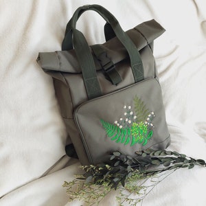 Rucksack mit Wald und Wiesenkräutern Bestickung recyceltes Material, mittelgroß, olivfarben Bild 6