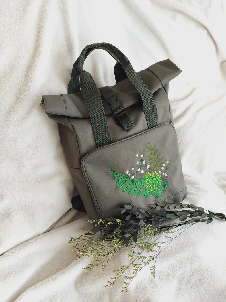 Rucksack mit Wald und Wiesenkräutern Bestickung recyceltes Material, mittelgroß, olivfarben Bild 6