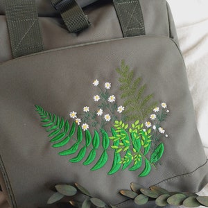 Rucksack mit Wald und Wiesenkräutern Bestickung recyceltes Material, mittelgroß, olivfarben Bild 2