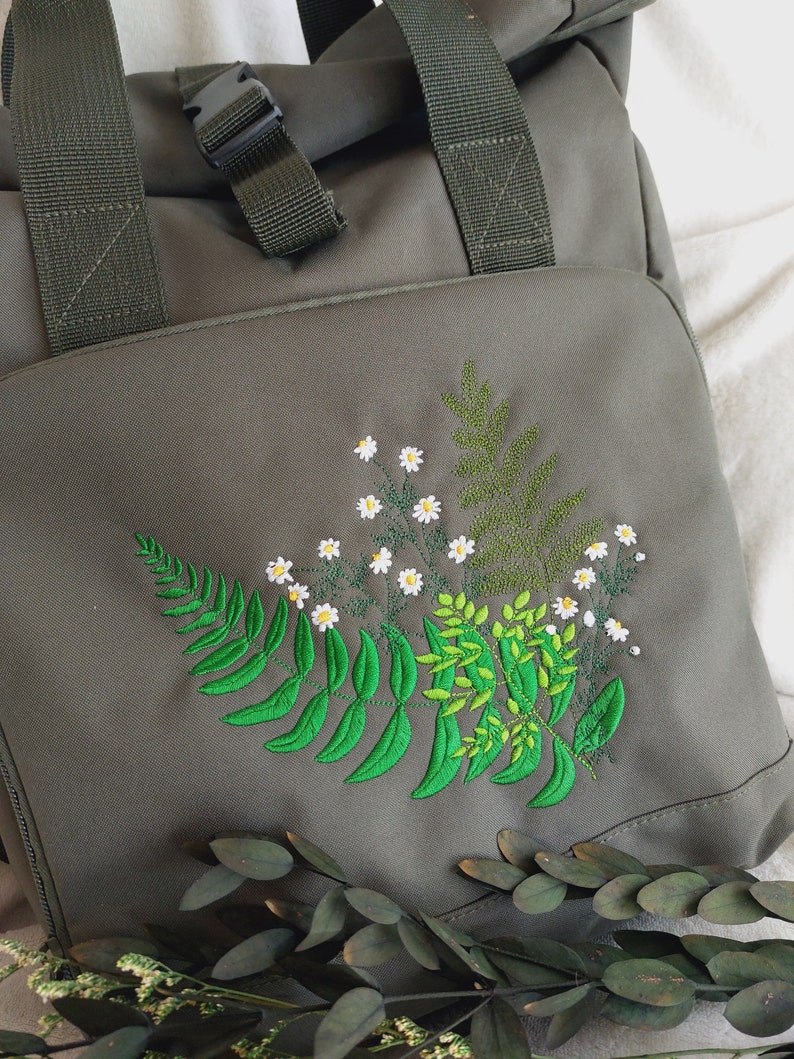 Rucksack mit Wald und Wiesenkräutern Bestickung recyceltes Material, mittelgroß, olivfarben Bild 2