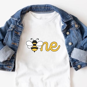 初めての蜂の日 家族お揃いの 1 歳の誕生日シャツ、蜂の初めての誕生日の女の子シャツ、女王蜂の T シャツ、蜂をテーマにした誕生日パーティー、ママ パパの蜂の T シャツ
