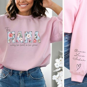 Personalisiertes Mama Blumen-Sweatshirt mit dem Namen des Kindes, diese Mama trägt ihr Herz auf dem Ärmelpullover, benutzerdefiniertes Muttertagsgeschenk von Tochter