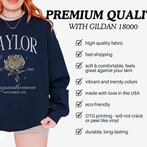 Peut inclure: Sweat-shirt bleu marine avec un motif blanc de chrysanth&egrave;me et le texte "TAYLOR ESTD. 1995 Chrysanthemum NOVEMBER 14TH". Le sweat-shirt est fabriqu&eacute; avec un tissu de haute qualit&eacute; et est imprim&eacute; avec une m&eacute;thode d'impression DTG durable et r&eacute;sistante.