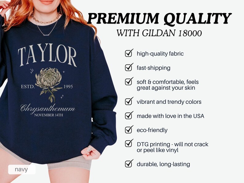 Peut inclure: Sweat-shirt bleu marine avec un motif blanc de chrysanth&egrave;me et le texte "TAYLOR ESTD. 1995 Chrysanthemum NOVEMBER 14TH". Le sweat-shirt est fabriqu&eacute; avec un tissu de haute qualit&eacute; et est imprim&eacute; avec une m&eacute;thode d'impression DTG durable et r&eacute;sistante.