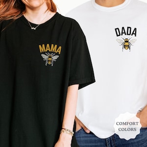 初めてのハッピービーデー コンフォートカラーシャツ、ビーの初めての誕生日ファミリーお揃いTシャツ、ママパパビーテーマの1歳の誕生日Tシャツ、両親とビー
