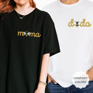 初めてのミツバチの日 コンフォートカラーシャツ、ミツバチの初めての誕生日 ファミリーお揃いTシャツ、ママパパ ミツバチテーマ 1歳の誕生日、ハッピーミツバチの日、1人の女王蜂